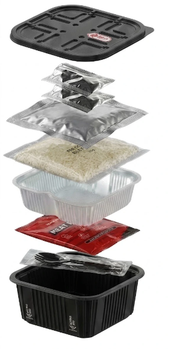 Isi kemasan RushUp self-heating: tutup, bawang goreng, cabai bubuk, kantong protein, beras, wadah putih, heat pack, sendok-garpu, wadah hitam